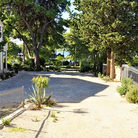 Kleine Hexe Pensjonat Pirovac